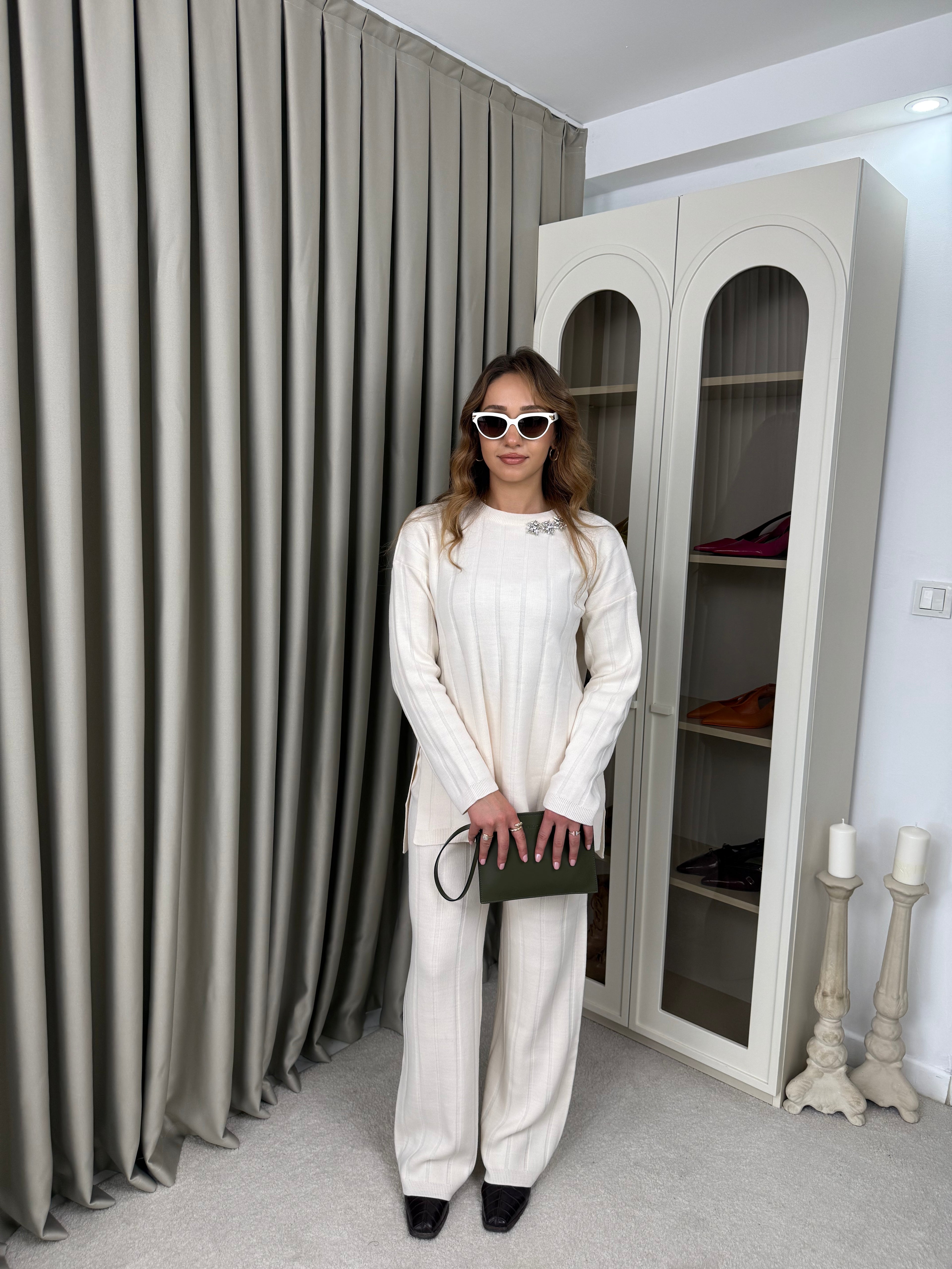 Yakası Taş Detaylı Fitilli Triko Pantalonlu Takım
